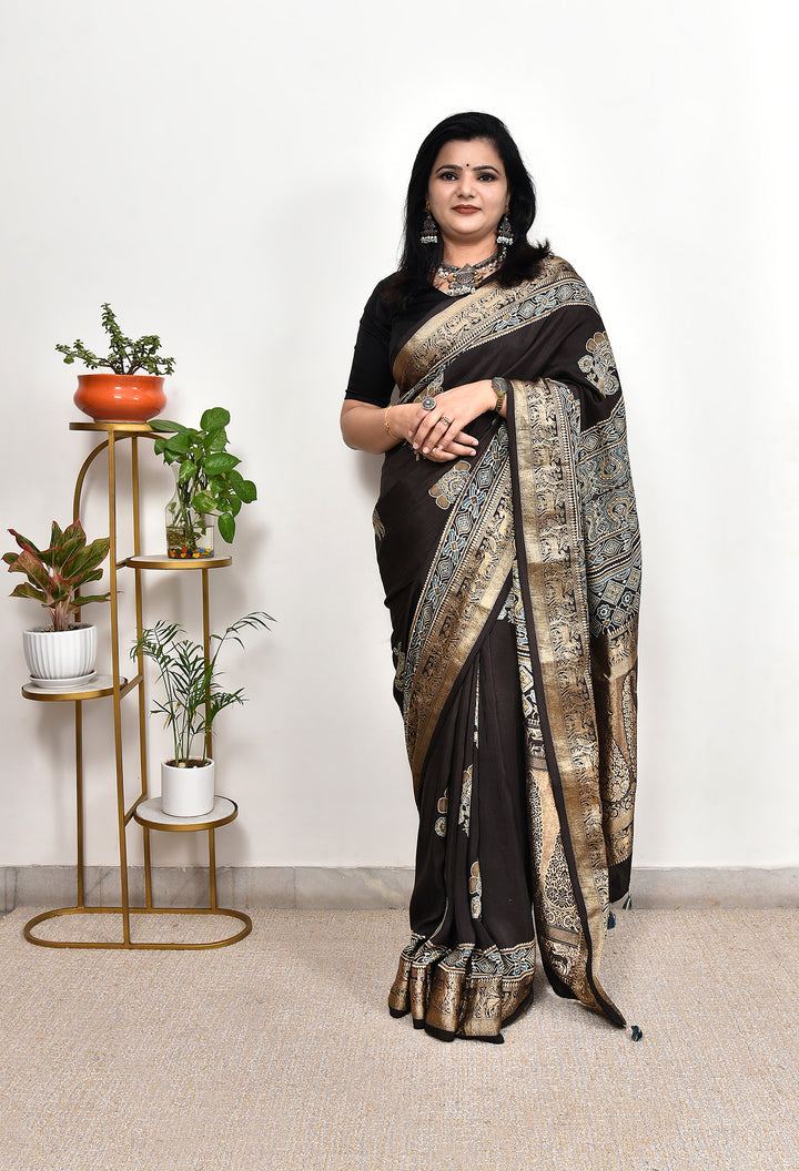 TRIPTI : AJRAKH DOLA SILK SAREE WITH NAKSHI ZARI PALLU