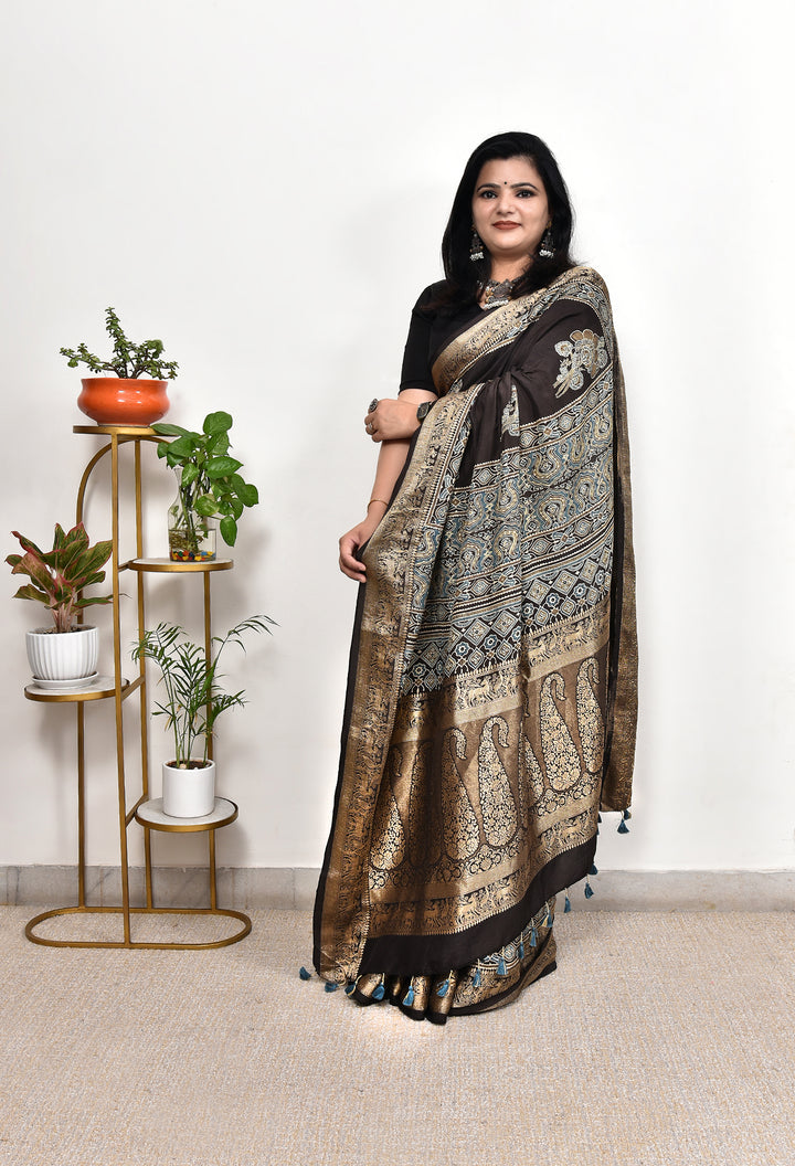 TRIPTI : AJRAKH DOLA SILK SAREE WITH NAKSHI ZARI PALLU