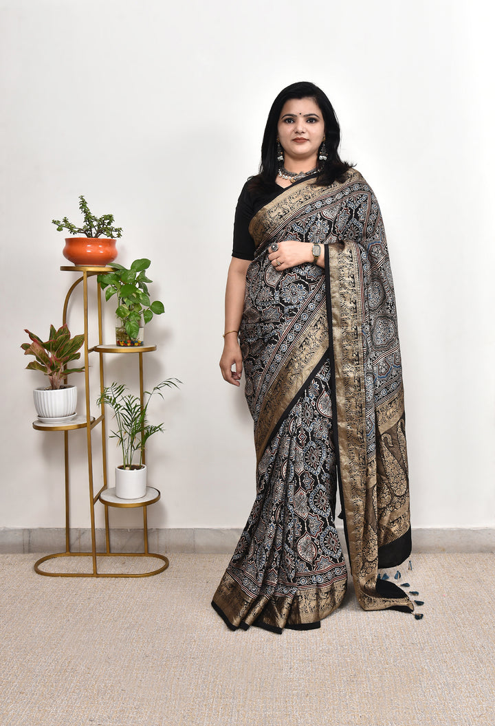 VEDIKA : AJRAKH DOLA SILK SAREE WITH NAKSHI ZARI PALLU