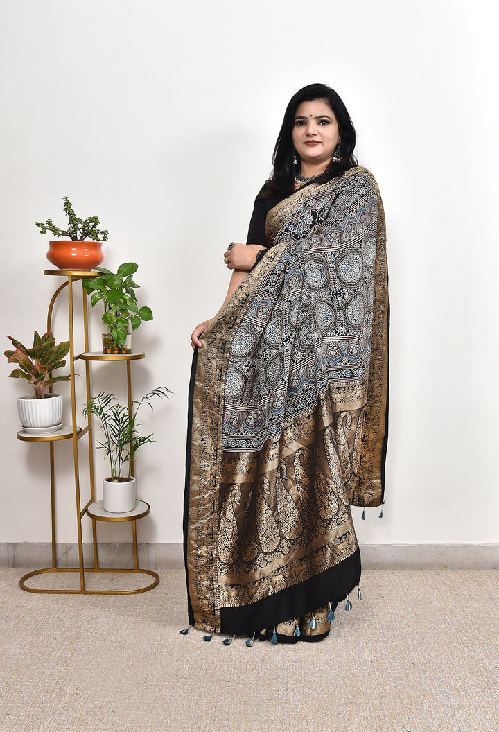 VEDIKA : AJRAKH DOLA SILK SAREE WITH NAKSHI ZARI PALLU