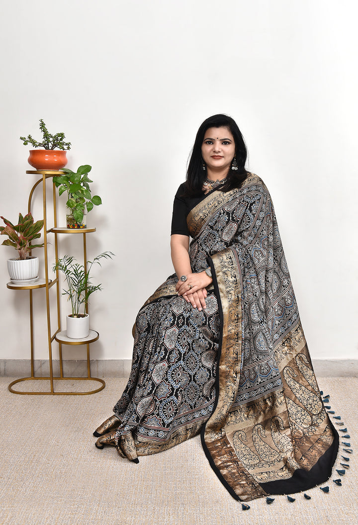 VEDIKA : AJRAKH DOLA SILK SAREE WITH NAKSHI ZARI PALLU